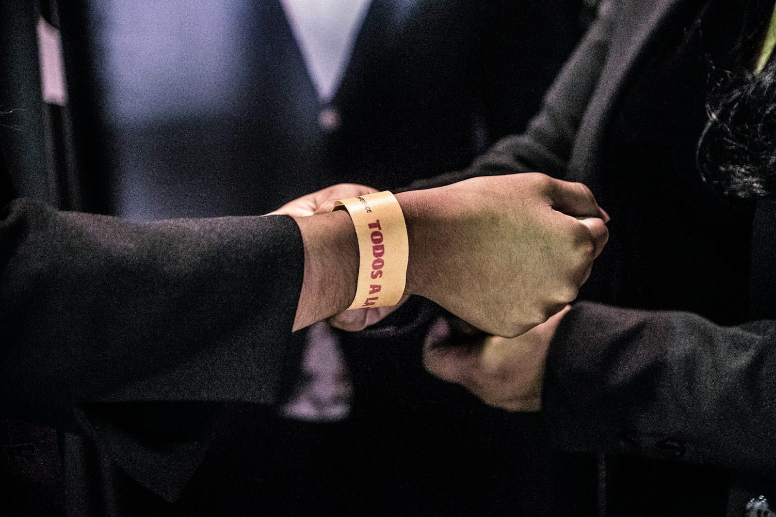 person wearing Todos bracelet